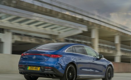 2023 Mercedes-Benz EQE 350+ (UK-Spec) Rear Three-Quarter Wallpapers 450x275 (17)