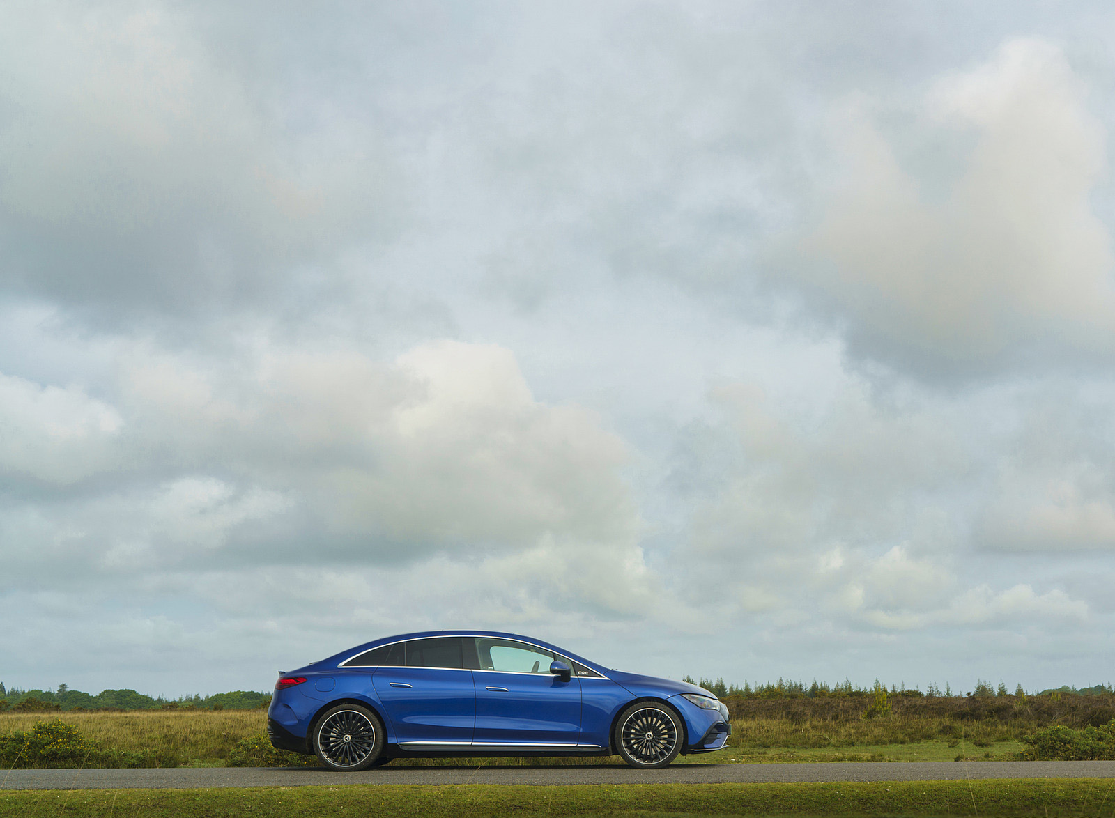 2023 Mercedes-Benz EQE 350+ (UK-Spec) Side Wallpapers (6)