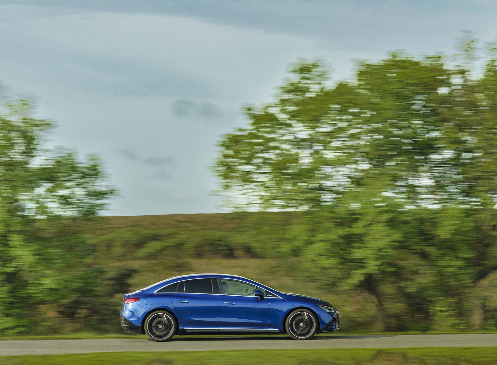 2023 Mercedes-Benz EQE 350+ (UK-Spec) Side Wallpapers (4)
