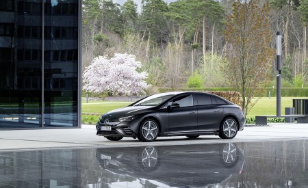 2023 Mercedes-Benz EQE 500 4MATIC (Color: Graphite Gray Magno) Front Three-Quarter Wallpapers 450x275 (28)