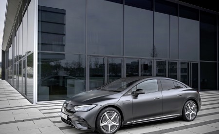 2023 Mercedes-Benz EQE 500 4MATIC (Color: Graphite Gray Magno) Front Three-Quarter Wallpapers 450x275 (25)