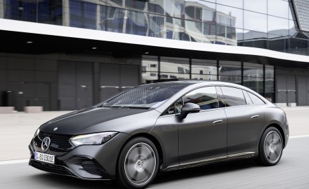 2023 Mercedes-Benz EQE 500 4MATIC (Color: Graphite Gray Magno) Front Three-Quarter Wallpapers 450x275 (18)