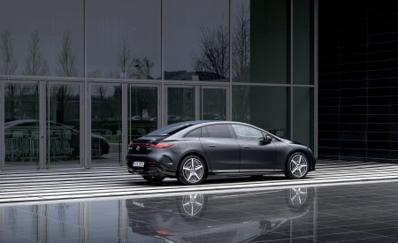 2023 Mercedes-Benz EQE 500 4MATIC (Color: Graphite Gray Magno) Rear Three-Quarter Wallpapers 450x275 (29)