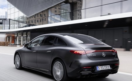 2023 Mercedes-Benz EQE 500 4MATIC (Color: Graphite Gray Magno) Rear Three-Quarter Wallpapers 450x275 (19)