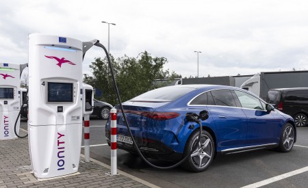 2023 Mercedes-Benz EQE 500 AMG Line 4MATIC (Color: Spectral Blue) Charging Wallpapers 450x275 (16)