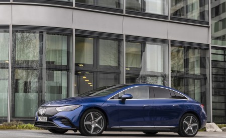 2023 Mercedes-Benz EQE 500 AMG Line 4MATIC (Color: Spectral Blue) Front Three-Quarter Wallpapers 450x275 (9)