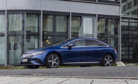 2023 Mercedes-Benz EQE 500 AMG Line 4MATIC (Color: Spectral Blue) Front Three-Quarter Wallpapers 450x275 (7)
