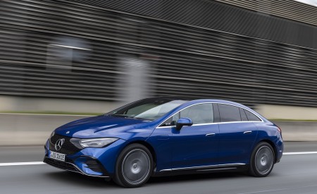 2023 Mercedes-Benz EQE 500 AMG Line 4MATIC (Color: Spectral Blue) Front Three-Quarter Wallpapers 450x275 (2)
