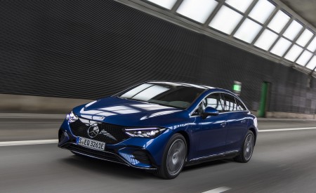 2023 Mercedes-Benz EQE 500 AMG Line 4MATIC (Color: Spectral Blue) Front Three-Quarter Wallpapers 450x275 (6)