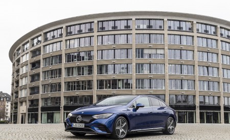 2023 Mercedes-Benz EQE 500 AMG Line 4MATIC (Color: Spectral Blue) Front Three-Quarter Wallpapers 450x275 (11)