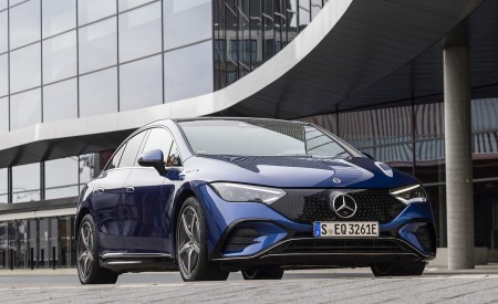 2023 Mercedes-Benz EQE 500 AMG Line 4MATIC (Color: Spectral Blue) Front Three-Quarter Wallpapers 450x275 (13)