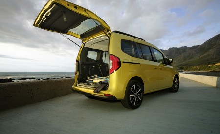 2023 Mercedes-Benz T-Class (Color: Limonite Yellow Metallic) Detail Wallpapers 450x275 (11)