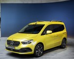 2023 Mercedes-Benz T-Class (Color: Limonite Yellow Metallic) Front Three-Quarter Wallpapers 150x120 (48)
