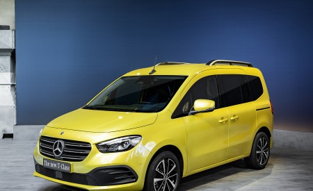 2023 Mercedes-Benz T-Class (Color: Limonite Yellow Metallic) Front Three-Quarter Wallpapers 450x275 (48)