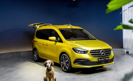 2023 Mercedes-Benz T-Class (Color: Limonite Yellow Metallic) Front Three-Quarter Wallpapers 450x275 (45)