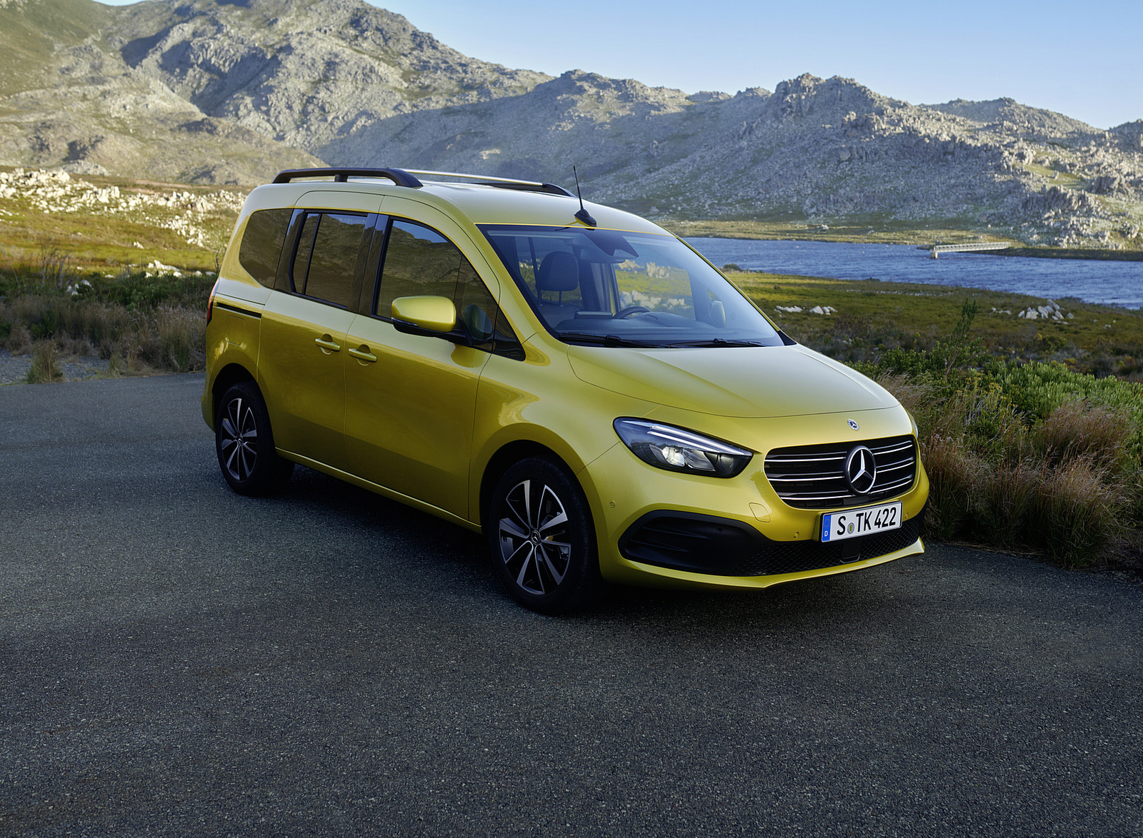 2023 Mercedes-Benz T-Class (Color: Limonite Yellow Metallic) Front Three-Quarter Wallpapers (1)