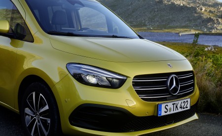 2023 Mercedes-Benz T-Class (Color: Limonite Yellow Metallic) Front Wallpapers 450x275 (7)