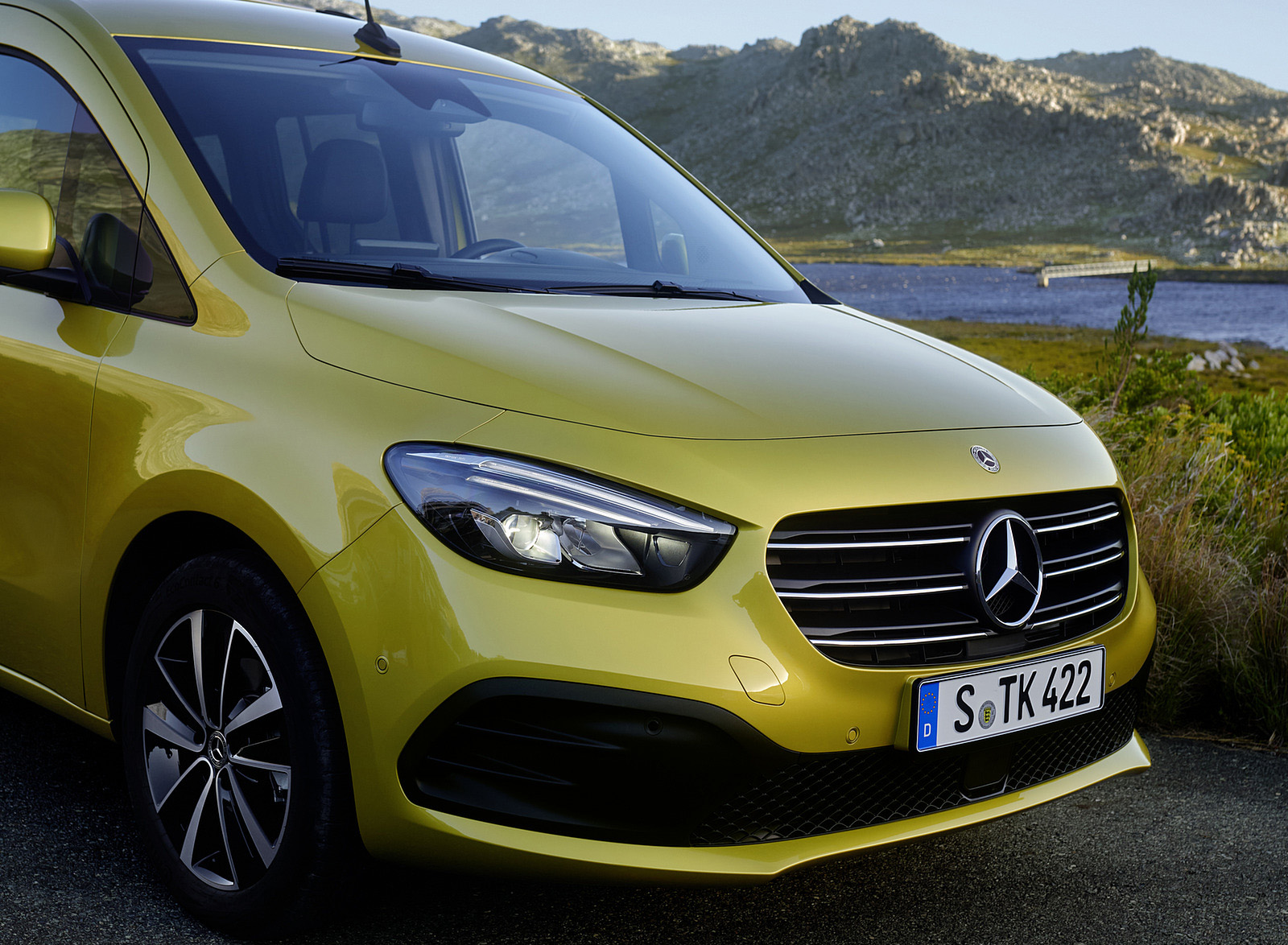 2023 Mercedes-Benz T-Class (Color: Limonite Yellow Metallic) Front Wallpapers (7)