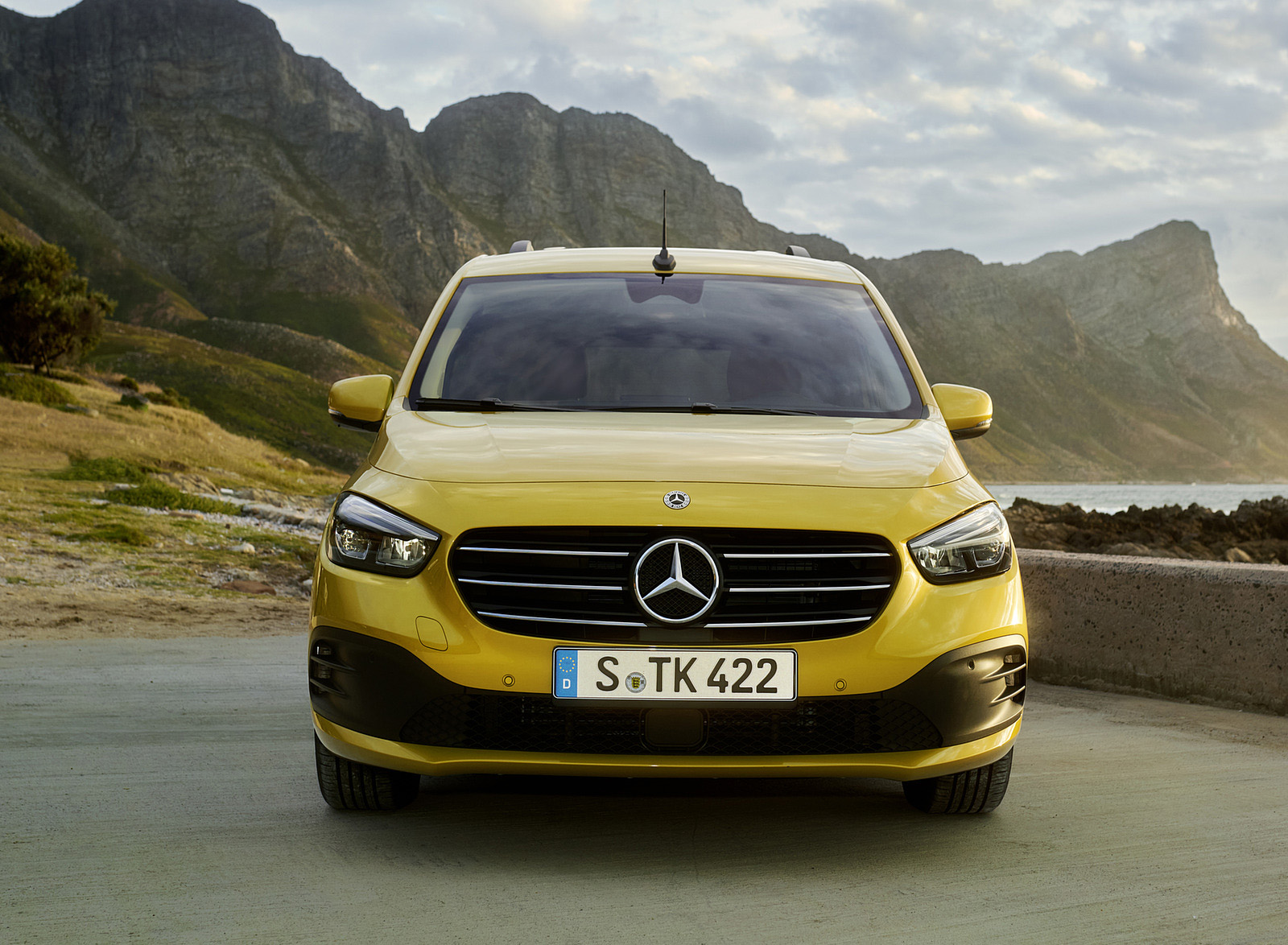 2023 Mercedes-Benz T-Class (Color: Limonite Yellow Metallic) Front Wallpapers (5)