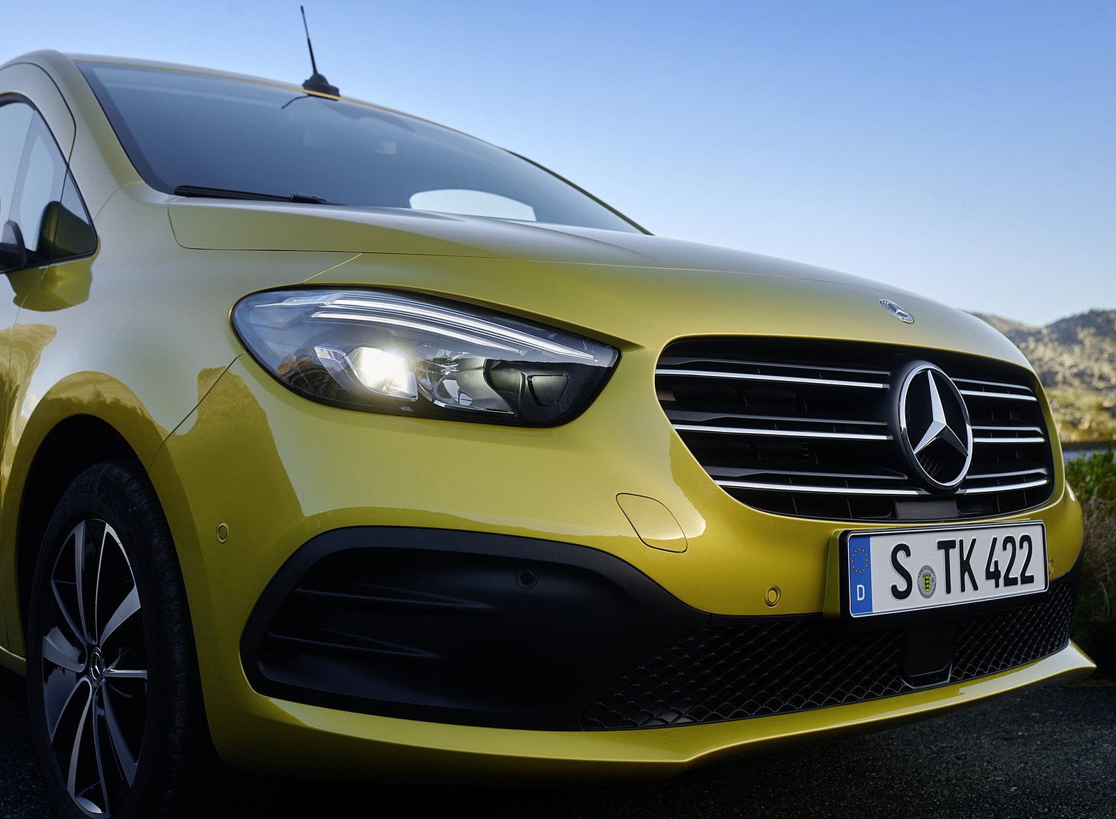 2023 Mercedes-Benz T-Class (Color: Limonite Yellow Metallic) Headlight Wallpapers (8)