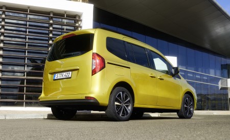 2023 Mercedes-Benz T-Class (Color: Limonite Yellow Metallic) Rear Three-Quarter Wallpapers 450x275 (14)