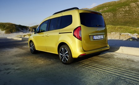 2023 Mercedes-Benz T-Class (Color: Limonite Yellow Metallic) Rear Three-Quarter Wallpapers 450x275 (2)