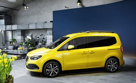 2023 Mercedes-Benz T-Class (Color: Limonite Yellow Metallic) Side Wallpapers 450x275 (46)