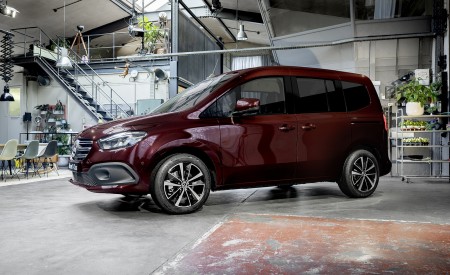 2023 Mercedes-Benz T-Class (Color: Rubellite Red Metallic) Front Three-Quarter Wallpapers 450x275 (28)