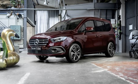 2023 Mercedes-Benz T-Class (Color: Rubellite Red Metallic) Front Three-Quarter Wallpapers 450x275 (30)