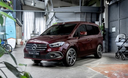 2023 Mercedes-Benz T-Class (Color: Rubellite Red Metallic) Front Three-Quarter Wallpapers 450x275 (31)