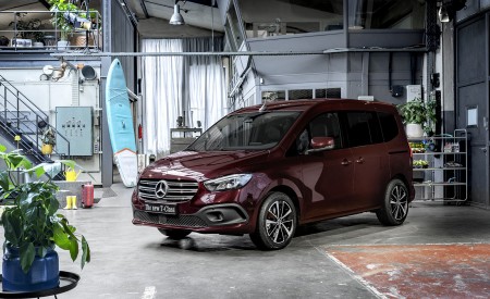 2023 Mercedes-Benz T-Class (Color: Rubellite Red Metallic) Front Three-Quarter Wallpapers 450x275 (32)