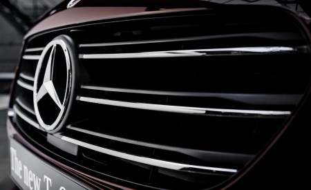 2023 Mercedes-Benz T-Class (Color: Rubellite Red Metallic) Grille Wallpapers 450x275 (33)