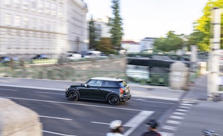 2023 Mini Cooper S Resolute Edition Rear Three-Quarter Wallpapers 450x275 (20)