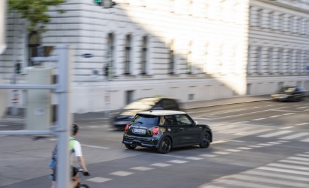 2023 Mini Cooper S Resolute Edition Rear Three-Quarter Wallpapers 450x275 (21)