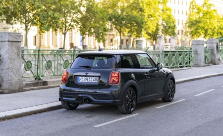 2023 Mini Cooper S Resolute Edition Rear Three-Quarter Wallpapers  450x275 (23)