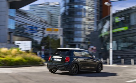 2023 Mini Cooper S Resolute Edition Rear Three-Quarter Wallpapers 450x275 (11)