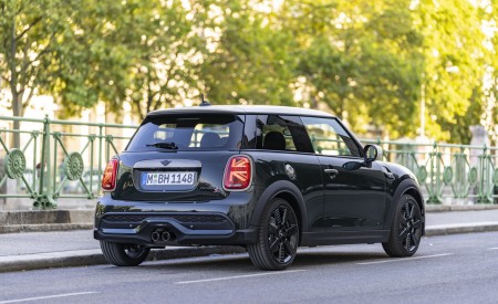 2023 Mini Cooper S Resolute Edition Rear Three-Quarter Wallpapers 450x275 (24)