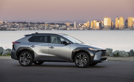 2023 Toyota bZ4X Limited AWD Front Three-Quarter Wallpapers 450x275 (143)