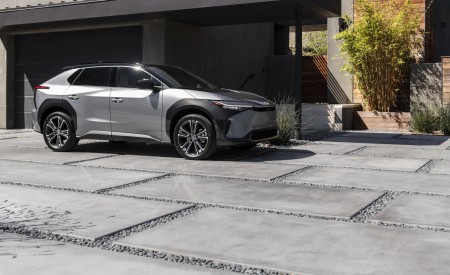 2023 Toyota bZ4X Limited AWD Front Three-Quarter Wallpapers 450x275 (123)