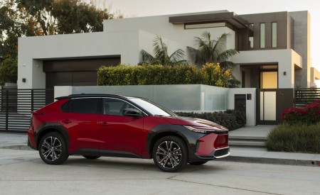 2023 Toyota bZ4X Limited AWD Front Three-Quarter Wallpapers 450x275 (14)