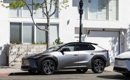 2023 Toyota bZ4X Limited AWD Front Three-Quarter Wallpapers 450x275 (108)