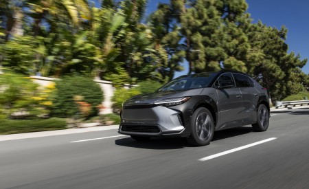 2023 Toyota bZ4X Limited AWD Front Three-Quarter Wallpapers 450x275 (93)