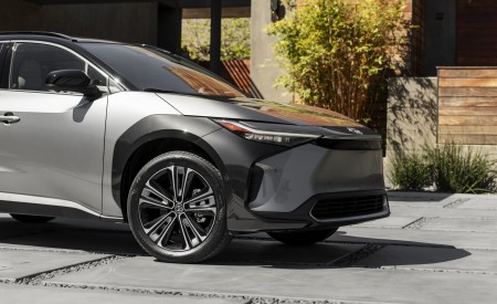 2023 Toyota bZ4X Limited AWD Front Wallpapers 450x275 (133)