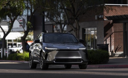 2023 Toyota bZ4X Limited AWD Front Wallpapers 450x275 (103)