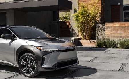 2023 Toyota bZ4X Limited AWD Front Wallpapers 450x275 (134)