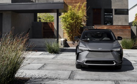 2023 Toyota bZ4X Limited AWD Front Wallpapers 450x275 (125)