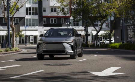 2023 Toyota bZ4X Limited AWD Front Wallpapers 450x275 (99)