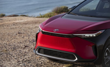 2023 Toyota bZ4X Limited AWD Front Wallpapers 450x275 (42)