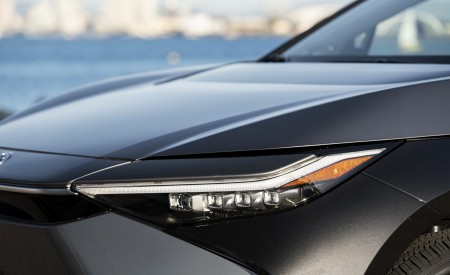 2023 Toyota bZ4X Limited AWD Headlight Wallpapers 450x275 (163)