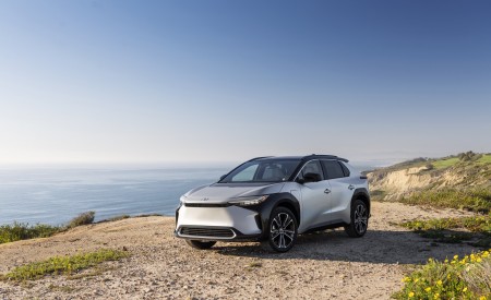 2023 Toyota bZ4X Limited FWD Front Three-Quarter Wallpapers 450x275 (83)